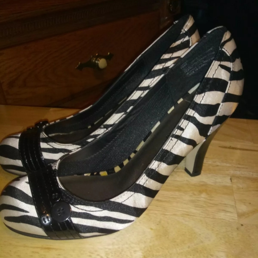 Hot tomatoe shoes size 10